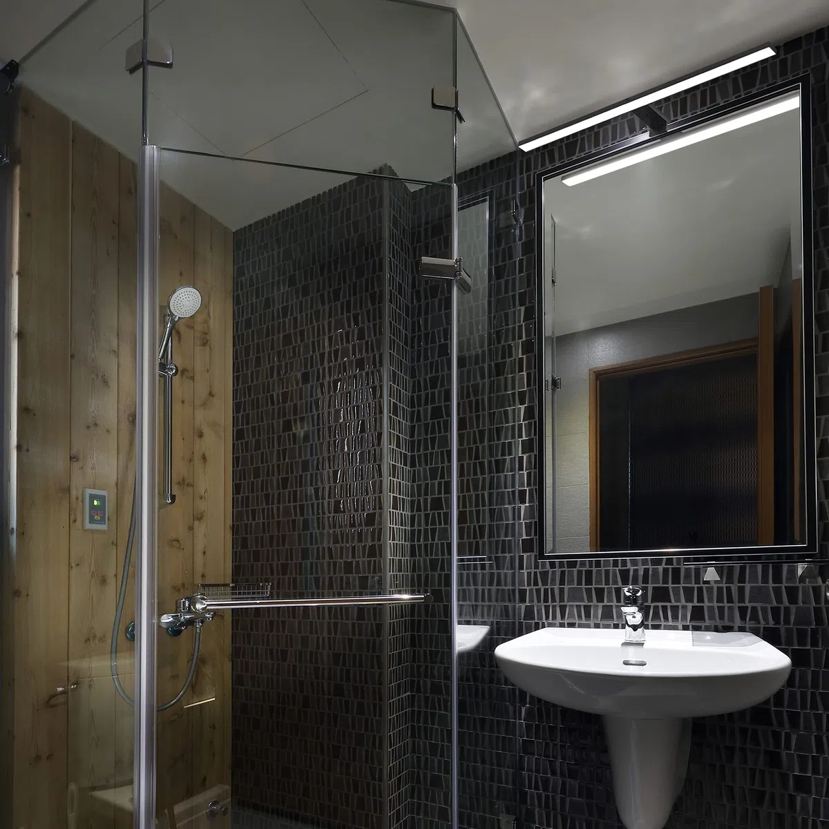 Maxkomfort LED Spiegelleuchte Bad 60cm Eckig Schwarz – 8W Neutralweiß 4000K – IP44 230V Aufbauleuchte – Badbeleuchtung & Schminklicht für Spiegelschrank & Wand