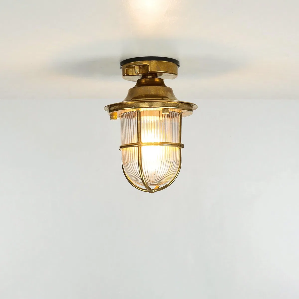 Licht-Erlebnisse Außen Deckenleuchte Maritim IP54 E27 H:23 cm Messing Glas geriffelt Antik