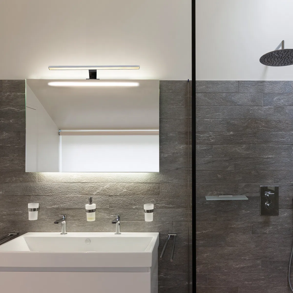 B.K.Licht - Spiegelleuchte Bad mit 2 in 1 Montage, neutralweiße Lichtfarbe, klemmbar, Badezimmerlampe, Schrankbeleuchtung, Spiegellampe, Lampe Badezimmer, Spiegelbeleuchtung, 60x10,3x3,6 cm, Chrom
