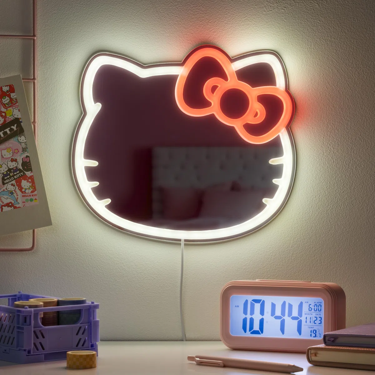 Paladone Hello Kitty LED-Neon-Wandspiegel, offiziell lizenzierte Sanrio-Deko für Zuhause und Schlafzimmer, Geschenk für Kawaii-Fans, USB-betrieben